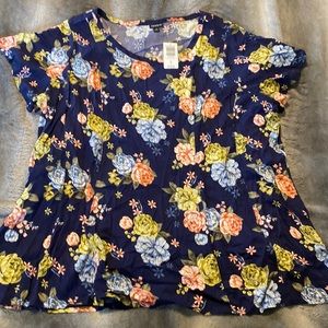 NWT 4X Torrid short sleeve blouse. Navy blue and flower print